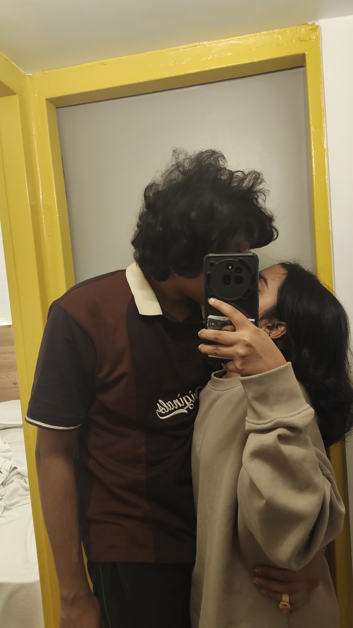 mirror kissies