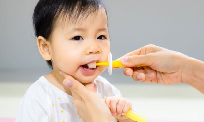 ¡LAVARLE LOS DIENTES! ¿PARA QUÉ SI ES UN BEBÉ?