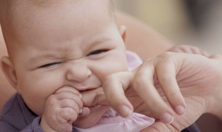 ¿Cómo aliviar a tu bebé durante la salida de los dientes?