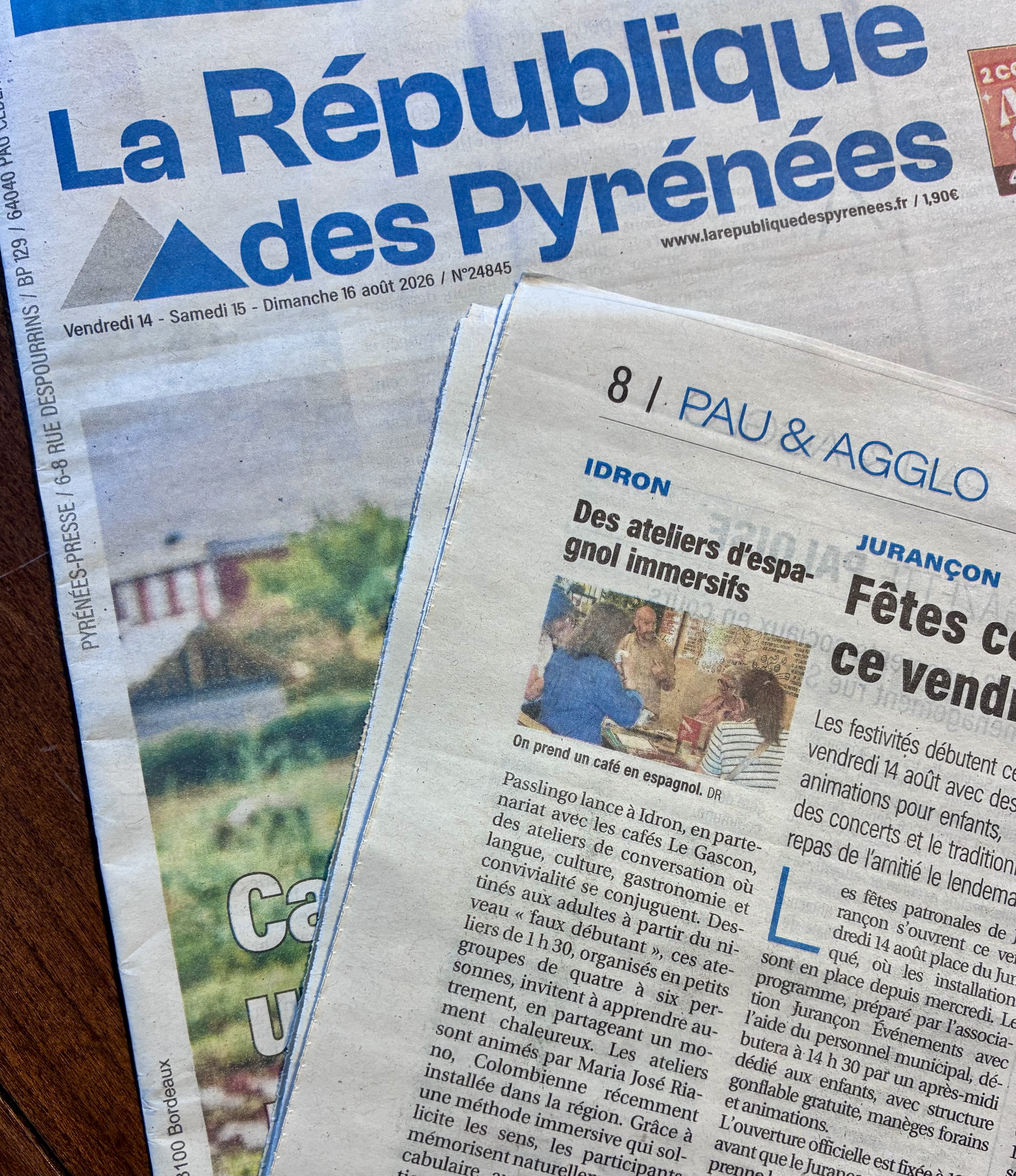 Entre recortes de prensa y momentos compartidos!