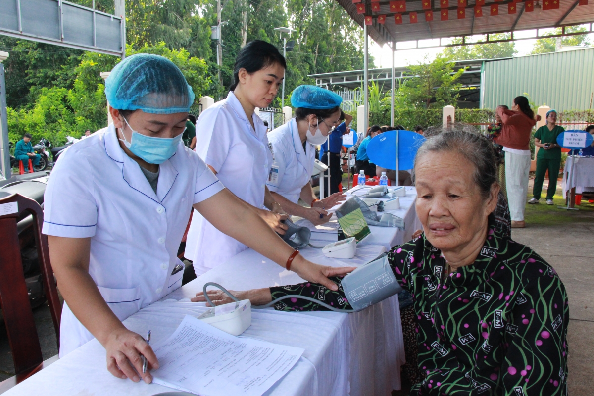 Người dân vùng xa được khám sức khỏe miễn phí Người dân vùng xa được khám sức khỏe miễn phí