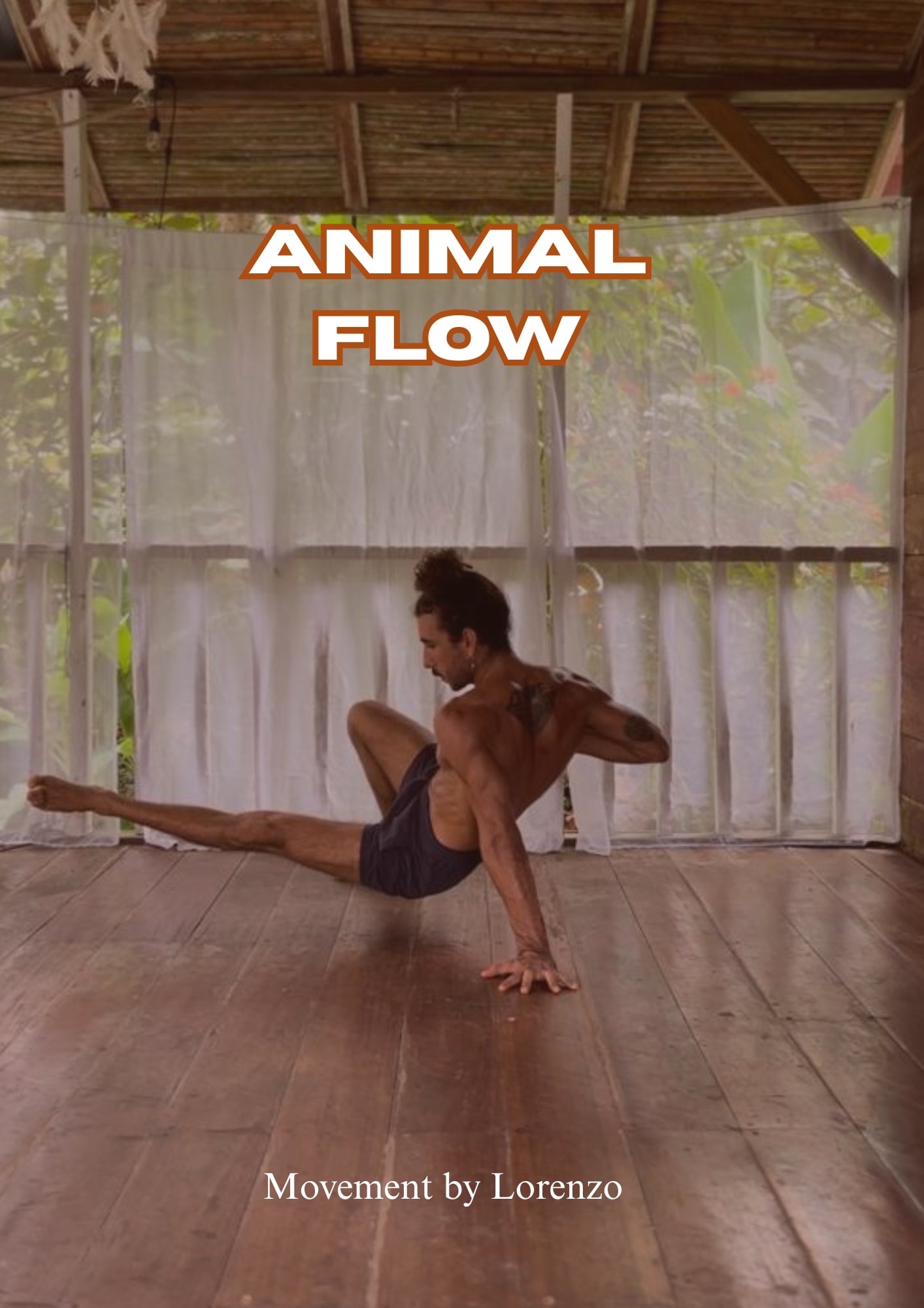 Entrenador de movimiento realizando un ejercicio de animal flow en posición de tres apoyos