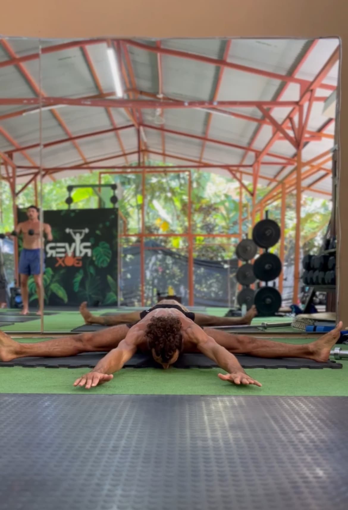 entrenador de movimiento realizando pancake completo como ejercicio de movilidad de cadera y flexibilidad