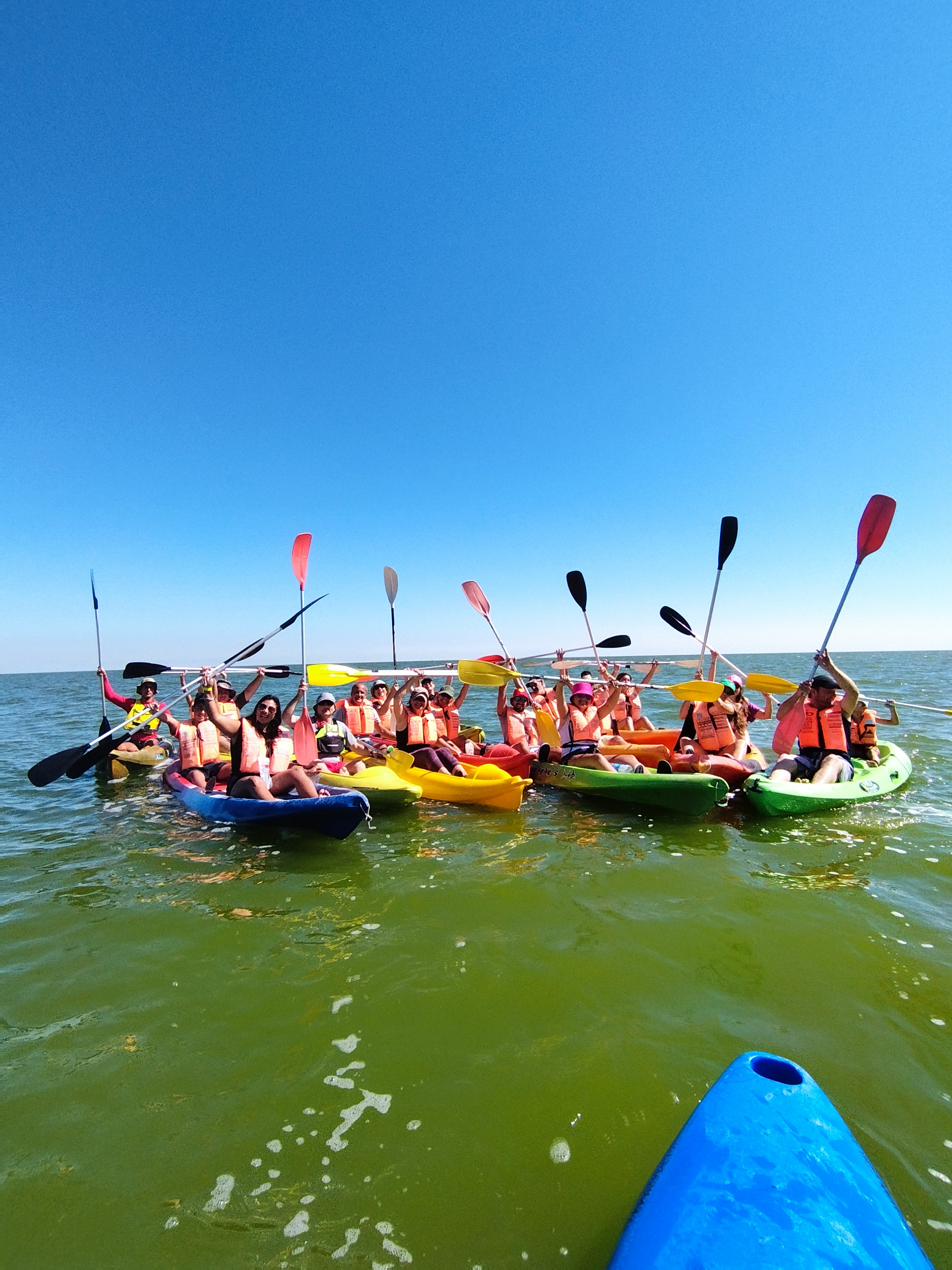 Grupo de personas en kayaks navegando la laguna Mar chiquita.