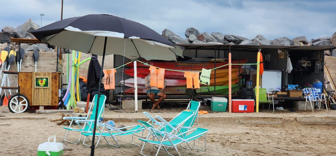 Gran laguna con aves acuáticas y un atardecer muy intenso de fondo que se refleja en ella