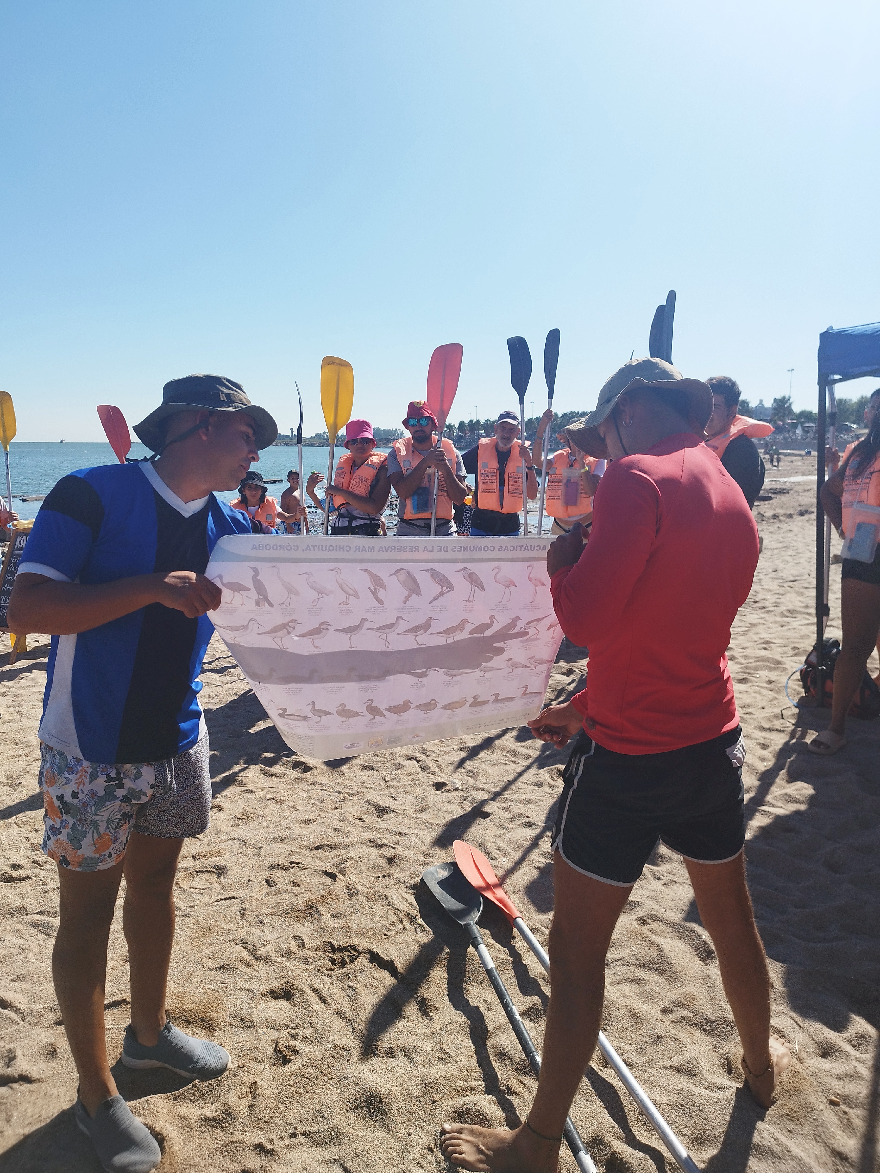 Contingente escolar posando en grupo bajo un cielpo estrellado.