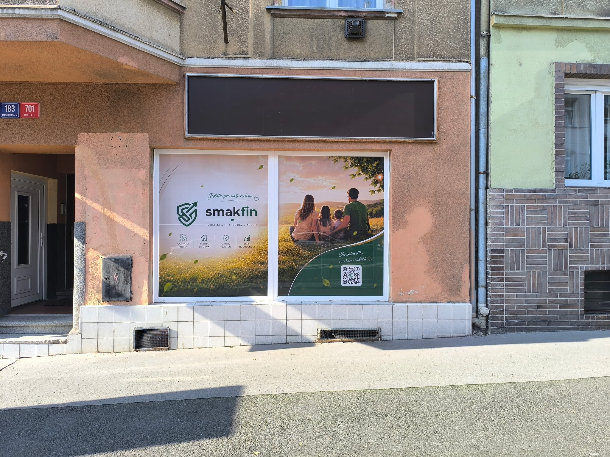 Vstup a označená výloha kanceláře SmakFin v Ústí nad Labem