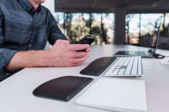 Kensington İnce Klavyeler için ErgoSoft Bilek Desteği (K52800WW)