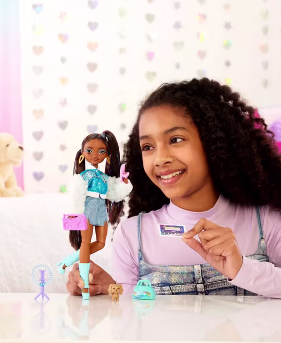 Barbie Dream Besties Brooklyn Moda Bebeği ile Müzik Temalı Aksesuarlar