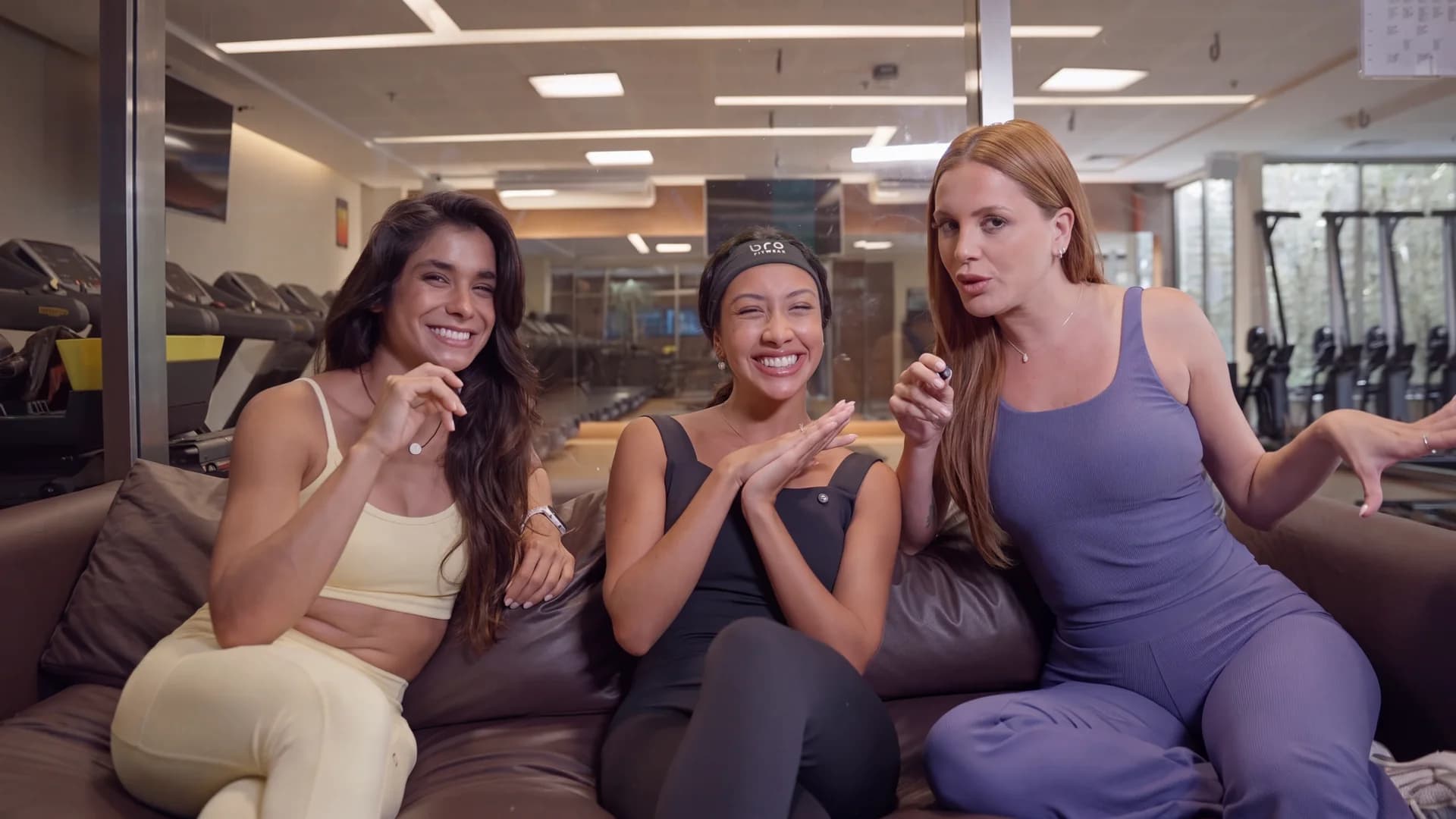 Mavi, Gabi e Jeni conversam após a aula de Pilates Allegro na estreia de Só Mais Uma, na Bodytech Península.