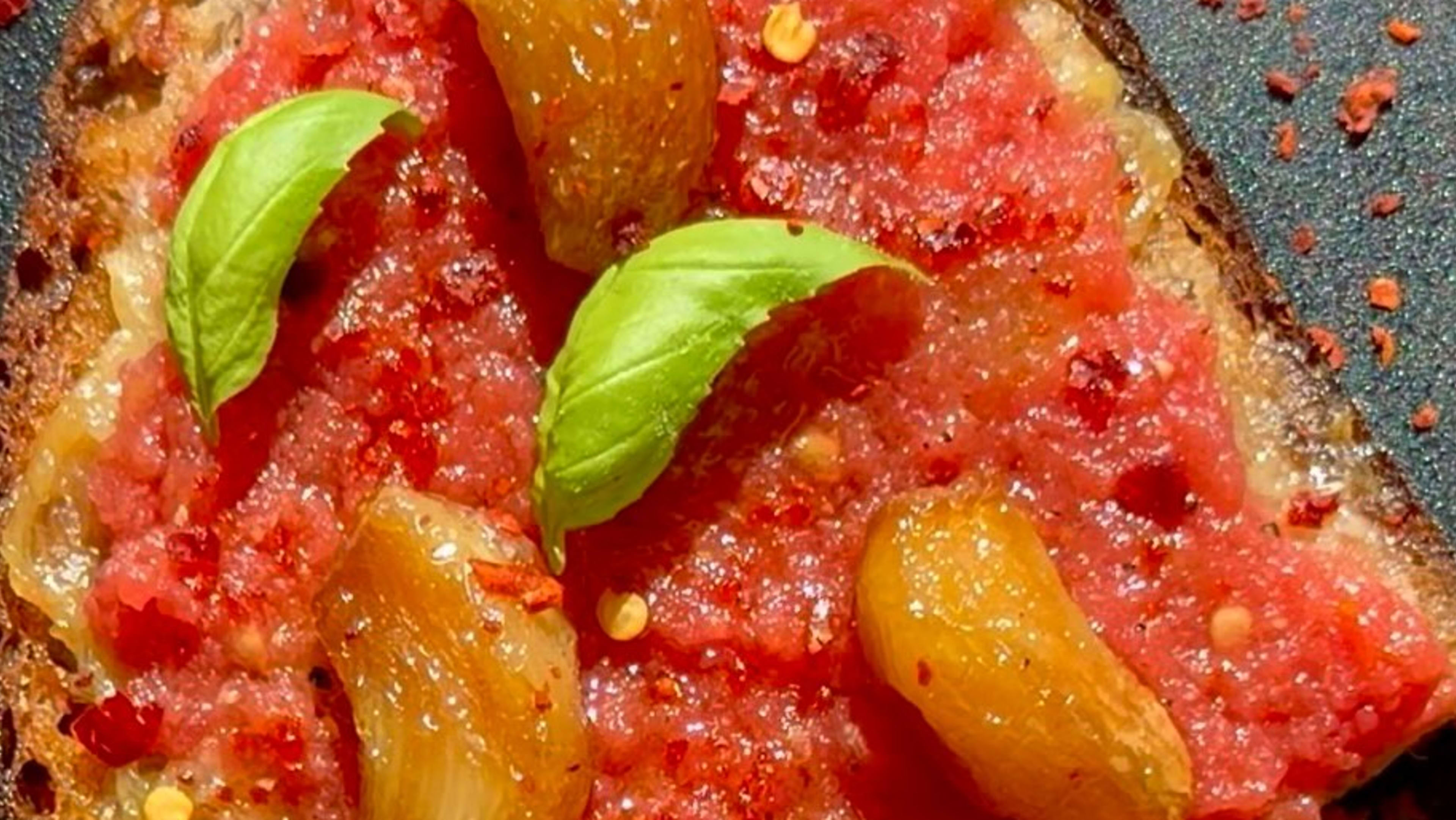 Garlic Confit Pan con Tomate