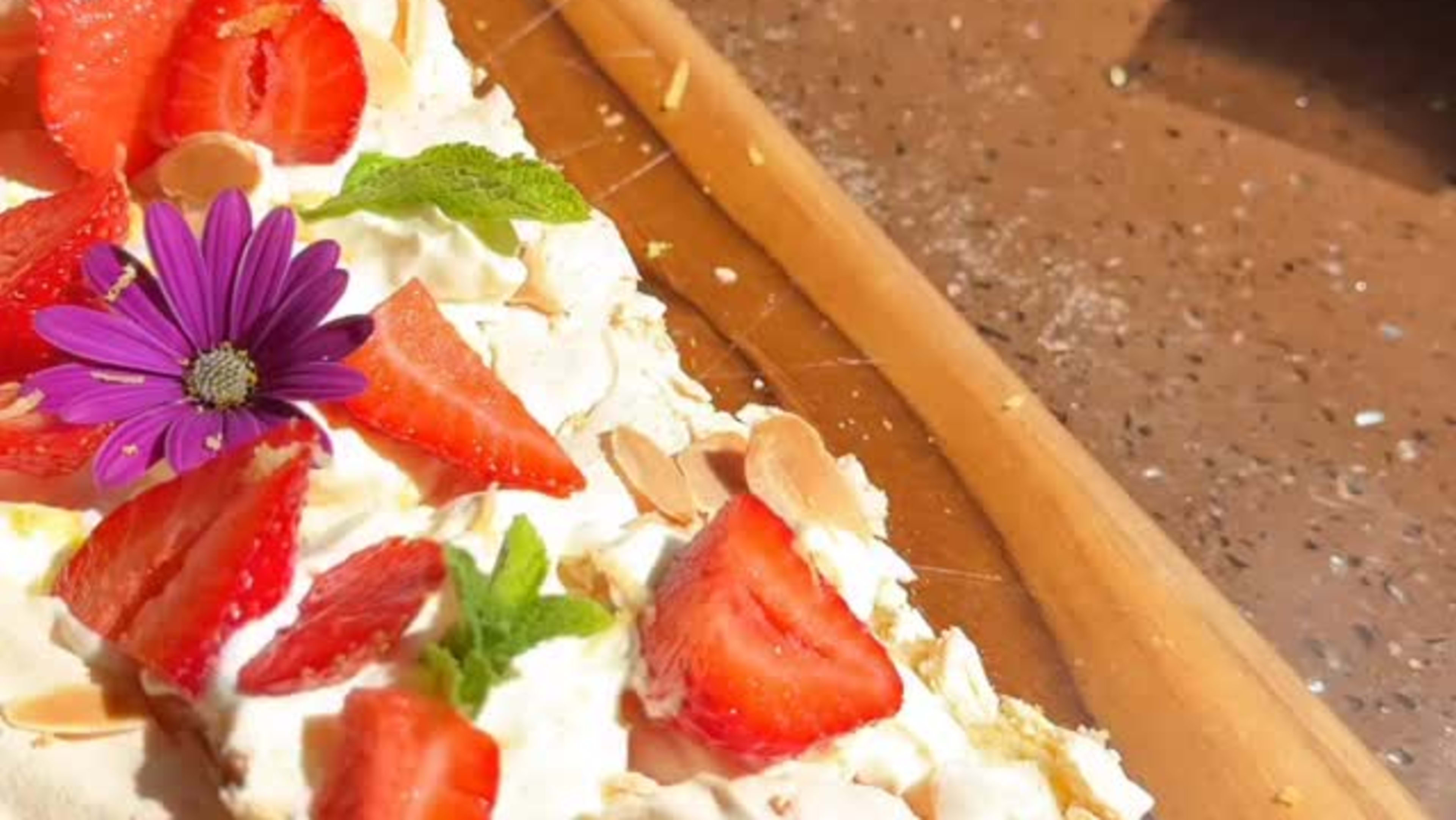 Salla Strawberry Cake