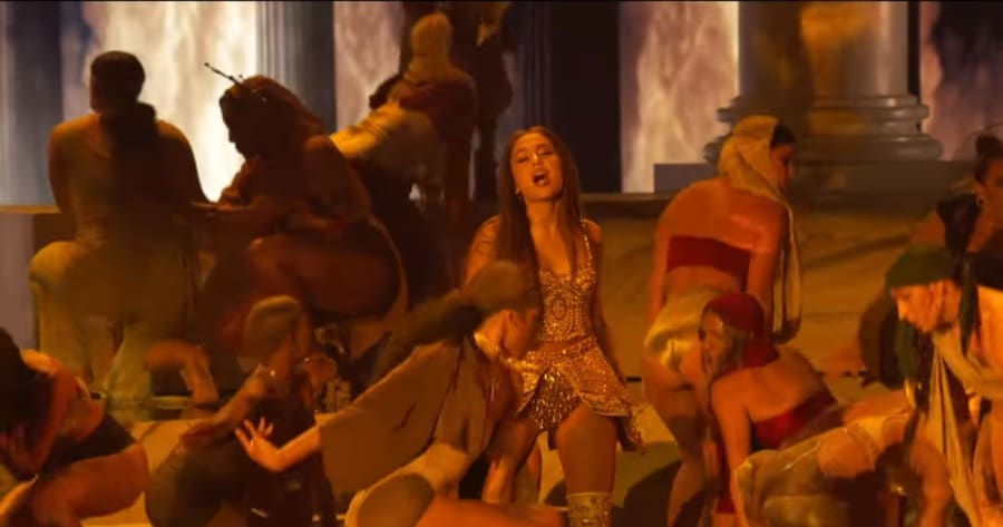 Ariana Grande performing at the 2018 MTV Video Music Awards
