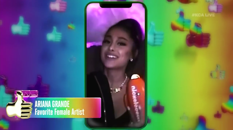 Ariana Grande recibiendo un premio blimp a «Artista femenina favorita» en los Nickelodeon Kids' Choise Awards 2019.
