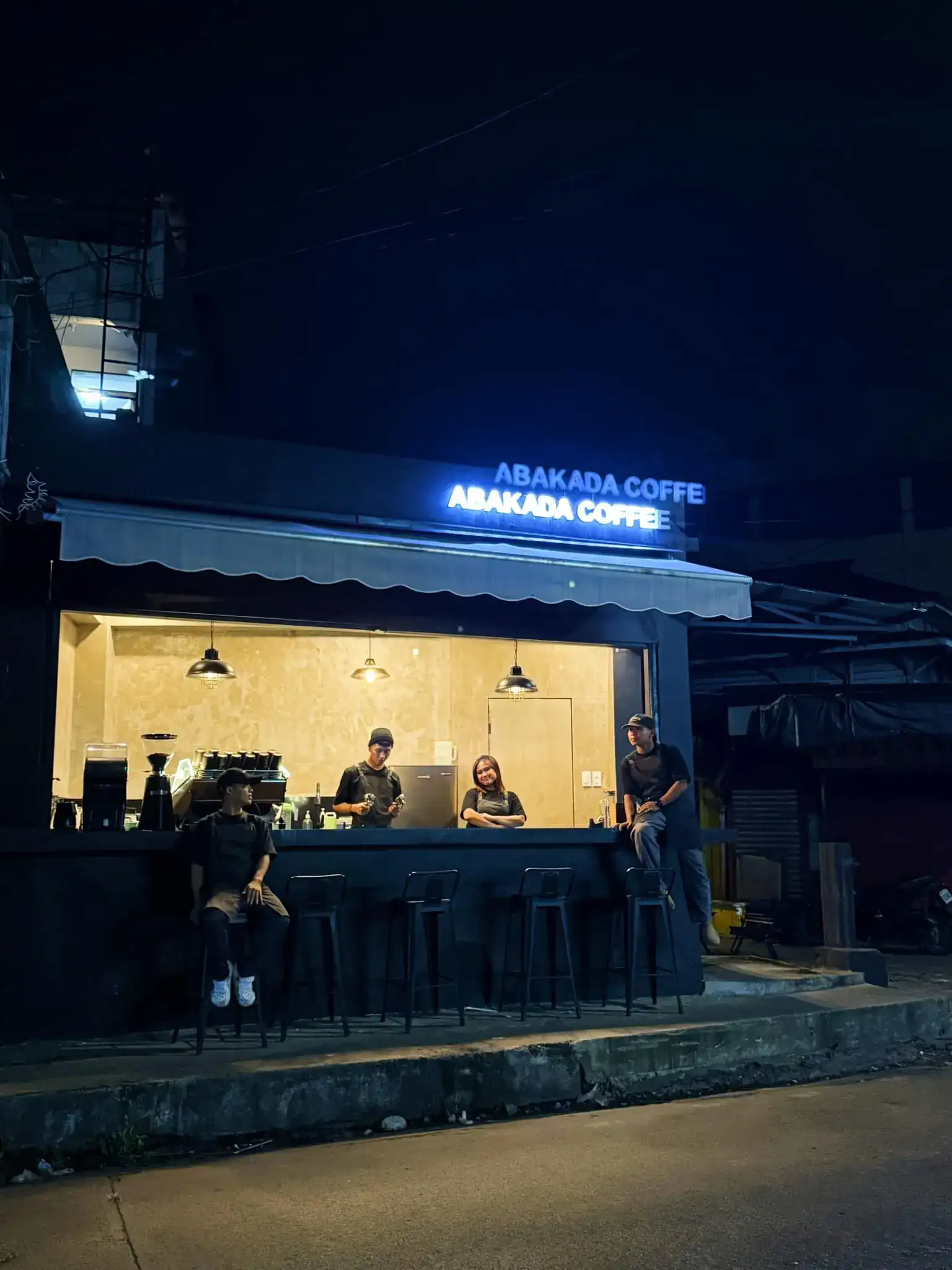 The kiosk era — Abakada's first fixed footprint.
