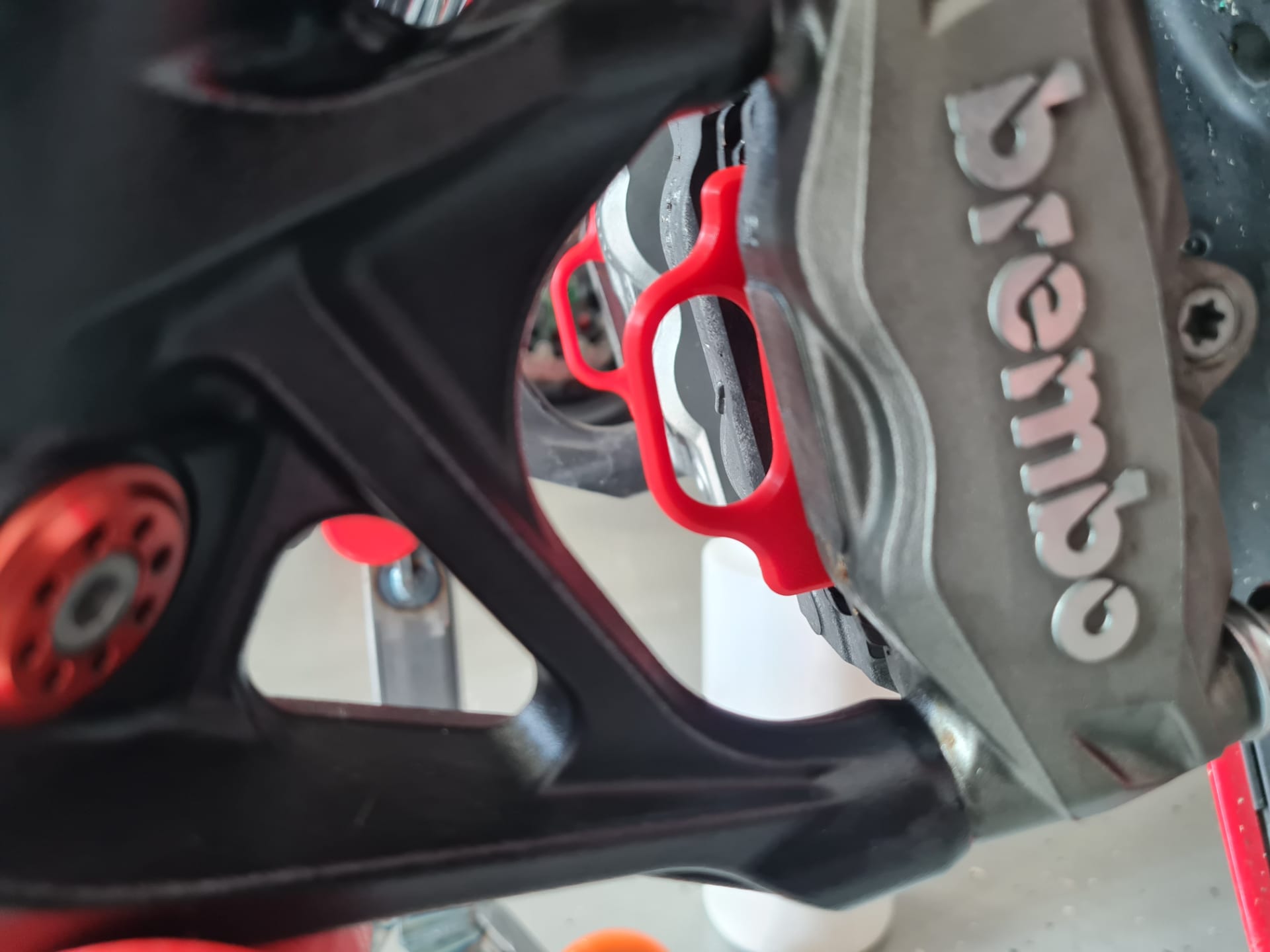 Entretoise de plaquettes de frein – Protection étrier / Maintenance moto - Image 1