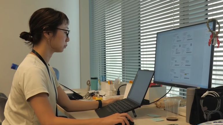 東京の地下でAI搭載産業制御システムを監視する技術者たち、リアルな写真