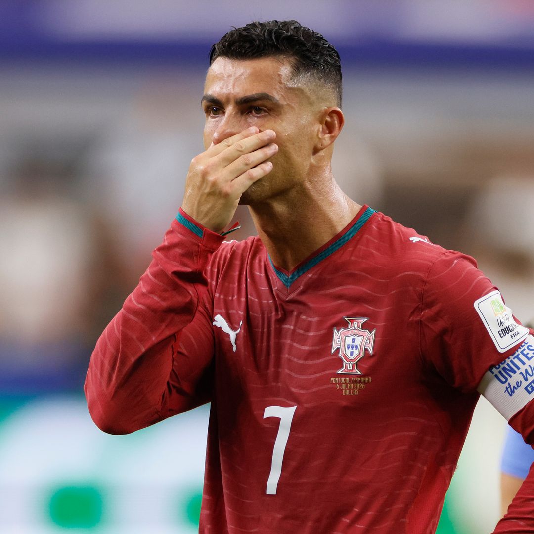 大きな大会後に恋人とリラックスするサッカー選手、熱帯リゾートの雰囲気
