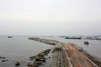Khúc Ca Biển Cả và Những Bức Tường Kiên Cường Đê chắn sóng