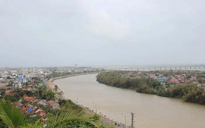 Kè Sông Chiến Tranh Vô Hình Giữa Con Người và Thiên Nhiên