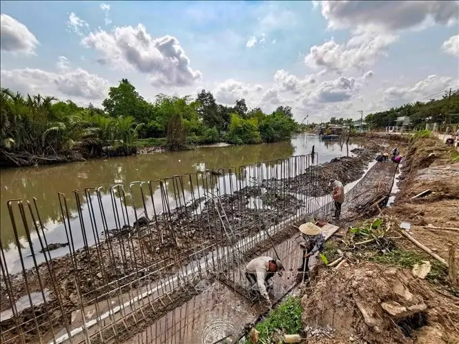 Kè Sông Chiến Tranh Vô Hình Giữa Con Người và Thiên Nhiên