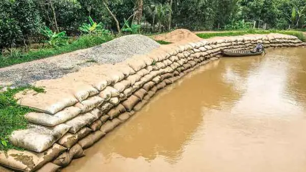 Kè Sông Hào Anh Hùng Thầm Lặng Bảo Vệ Đất Nước