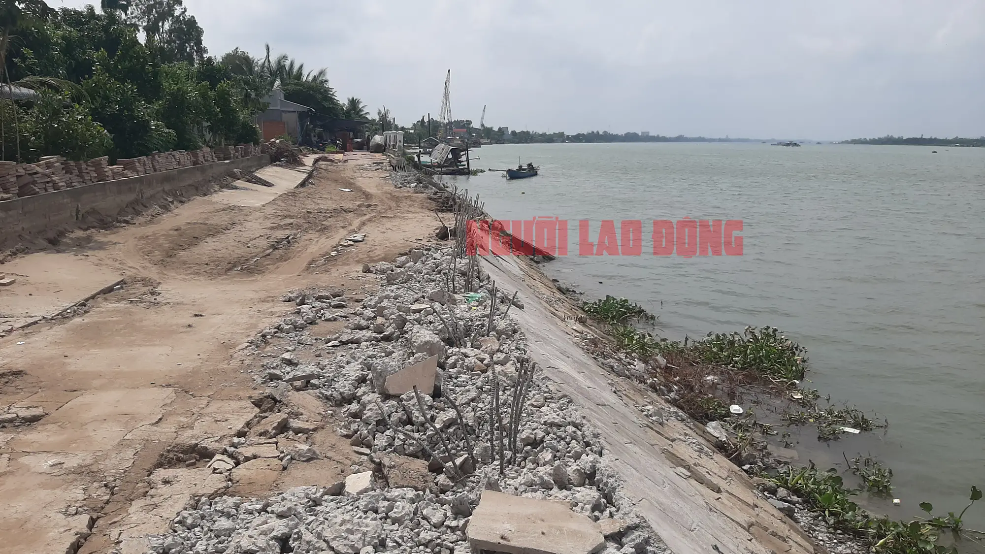 Kè Sông Hào Anh Hùng Thầm Lặng Bảo Vệ Đất Nước
