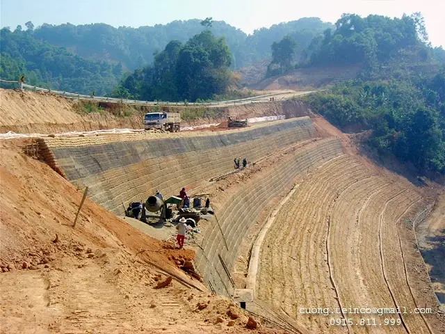 Thi công lưới địa kỹ thuật