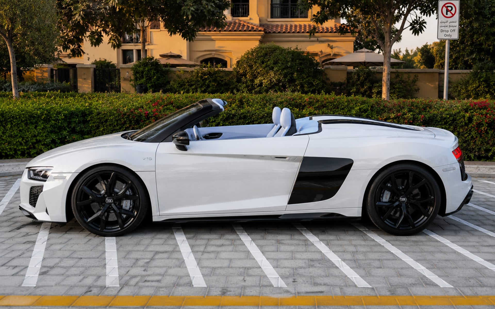Audi R8 Convertible image 1
