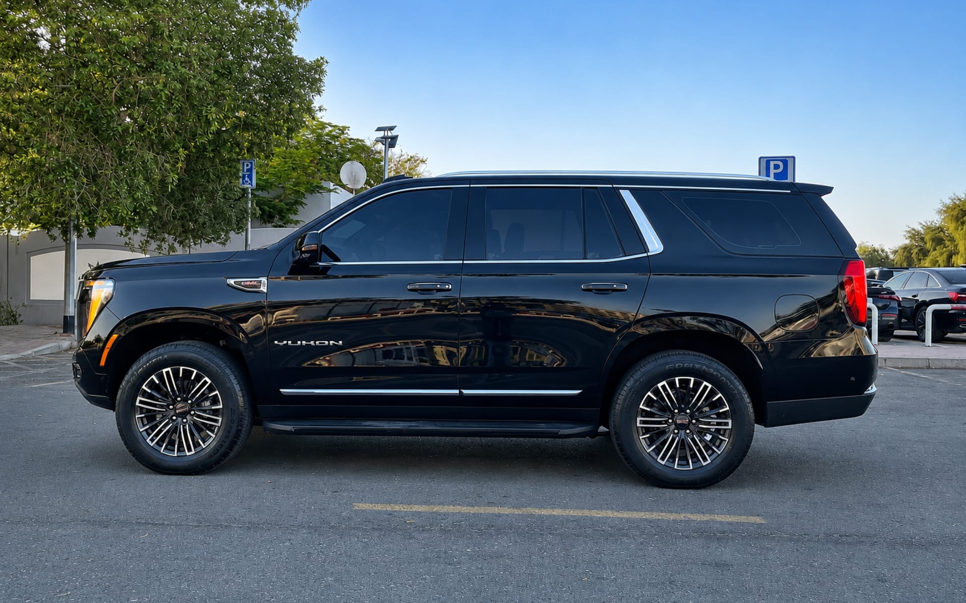 GMC Yukon image 1