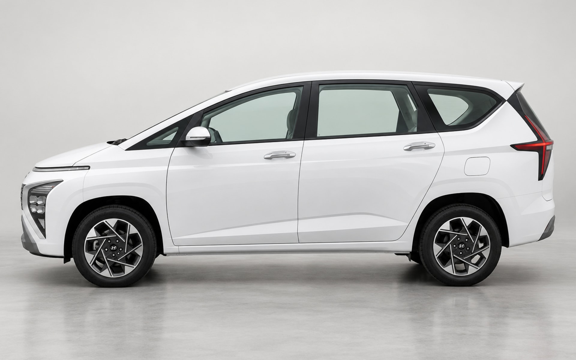 Hyundai Stargazer image 1