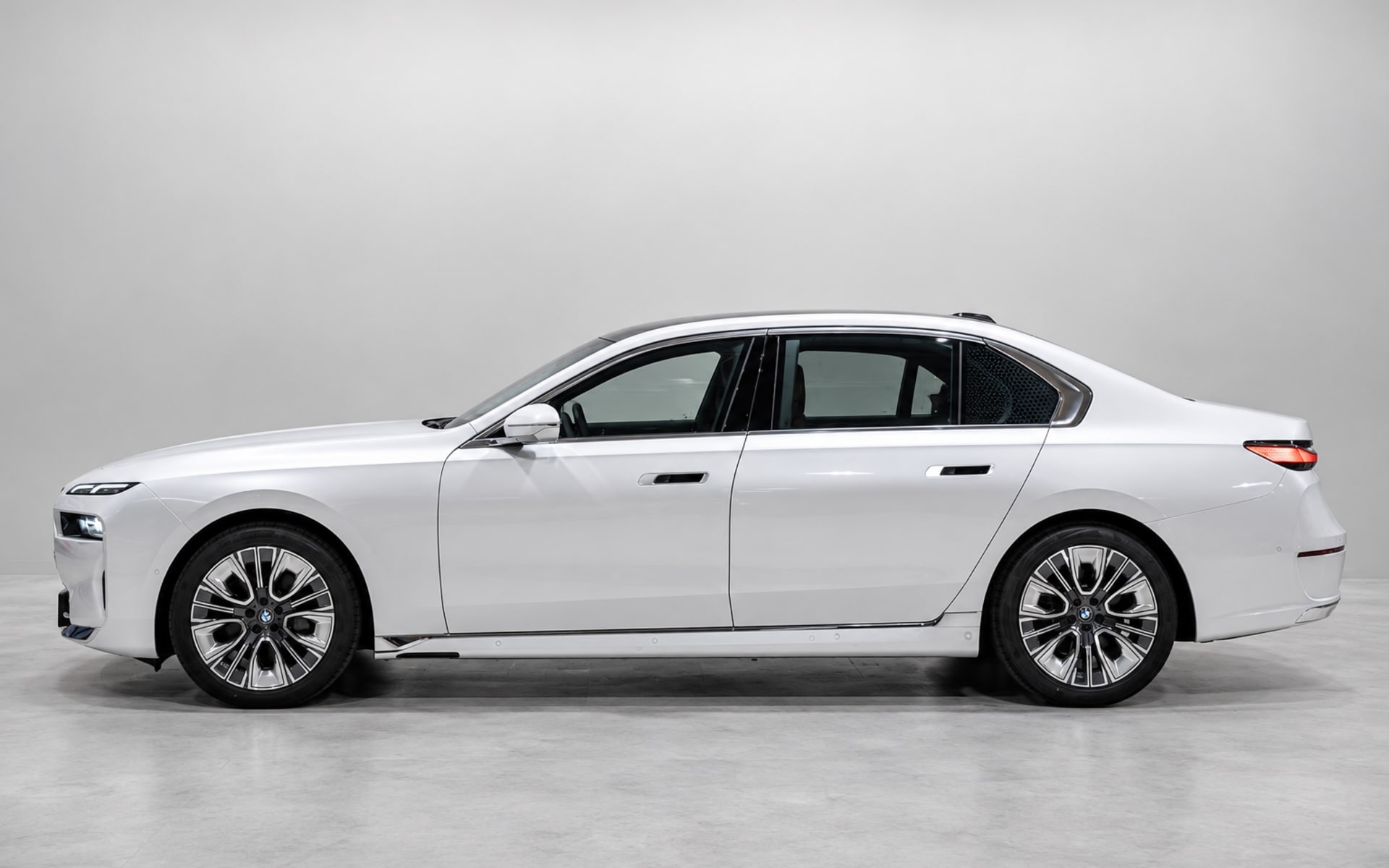 740i - image 1