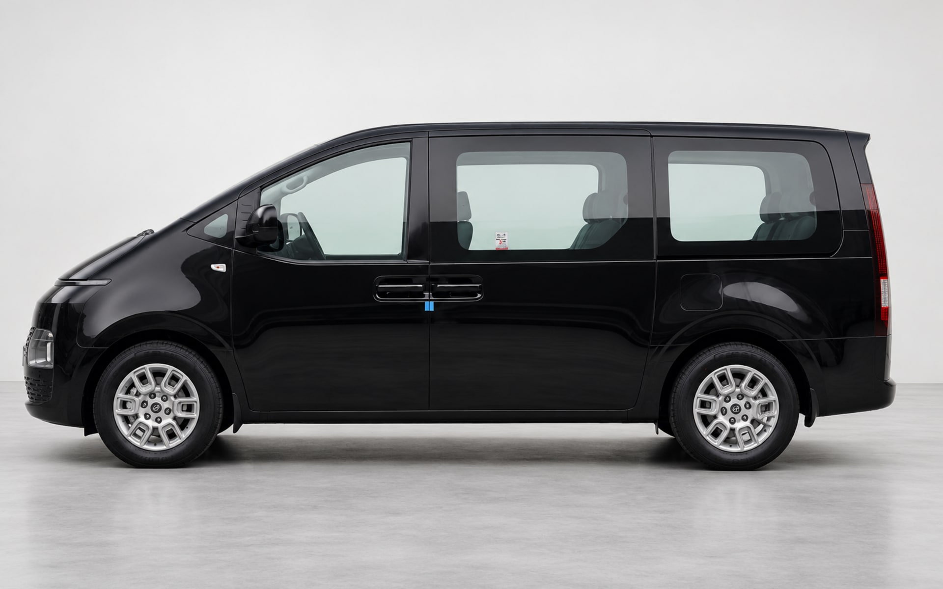 Hyundai Staria image 1
