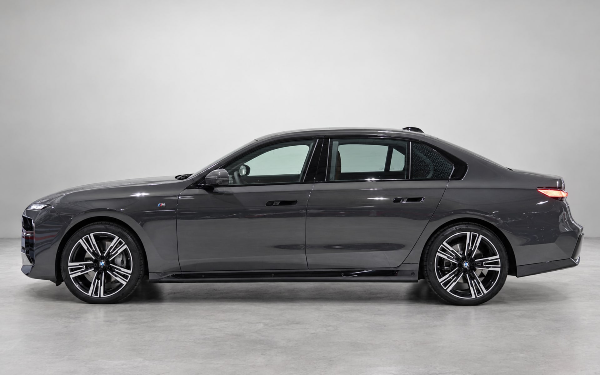 740i - image 1