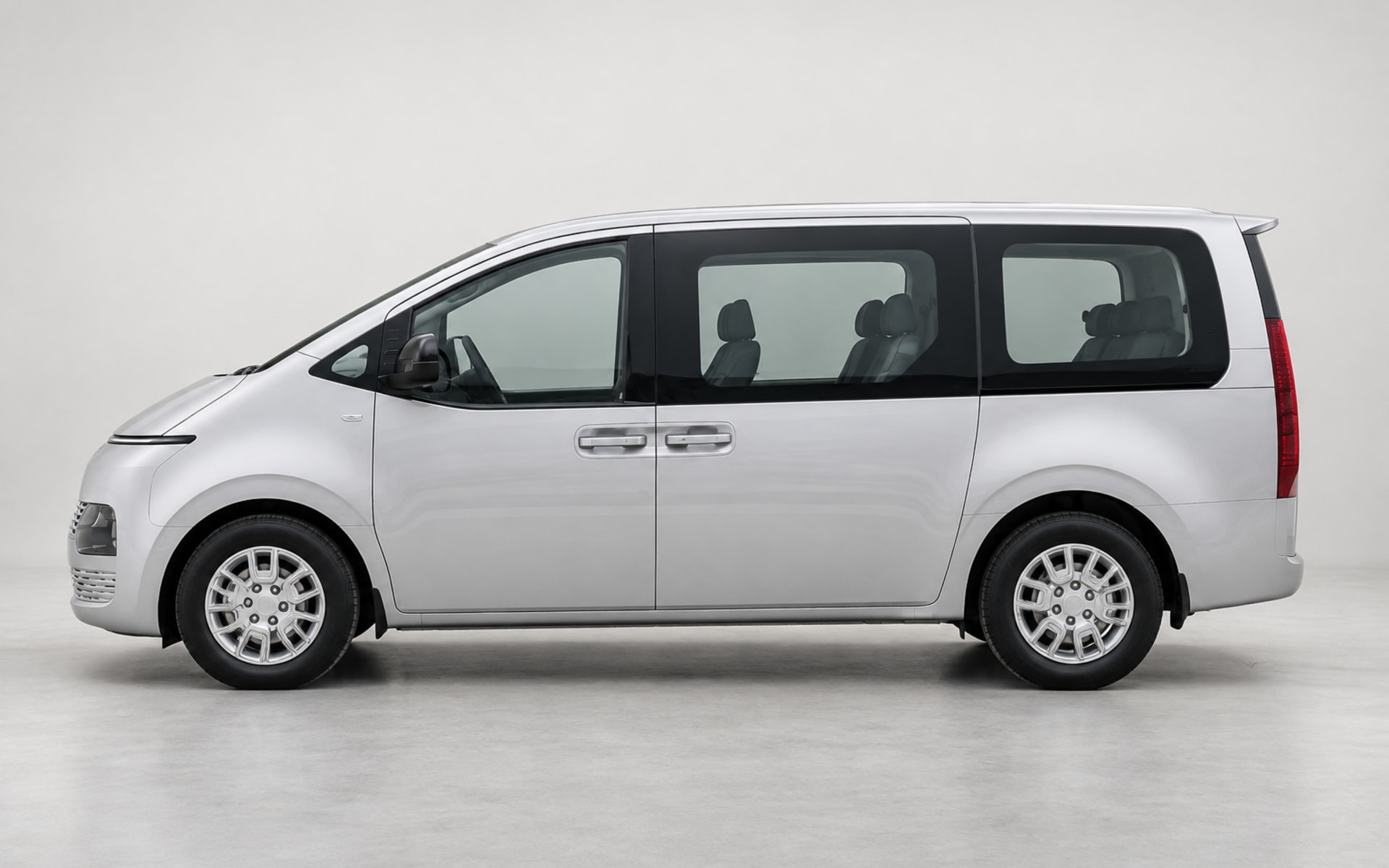 Hyundai Staria image 1