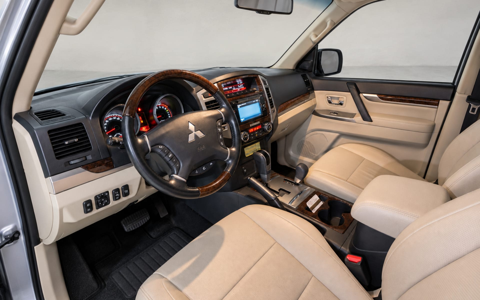 Mitsubishi Pajero 2020 for rent in Dubai photo 4