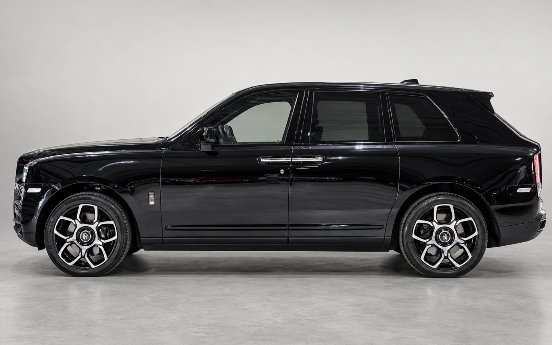 Rolls-Royce Cullinan Black-Badge 2023 for rent in Dubai photo 2