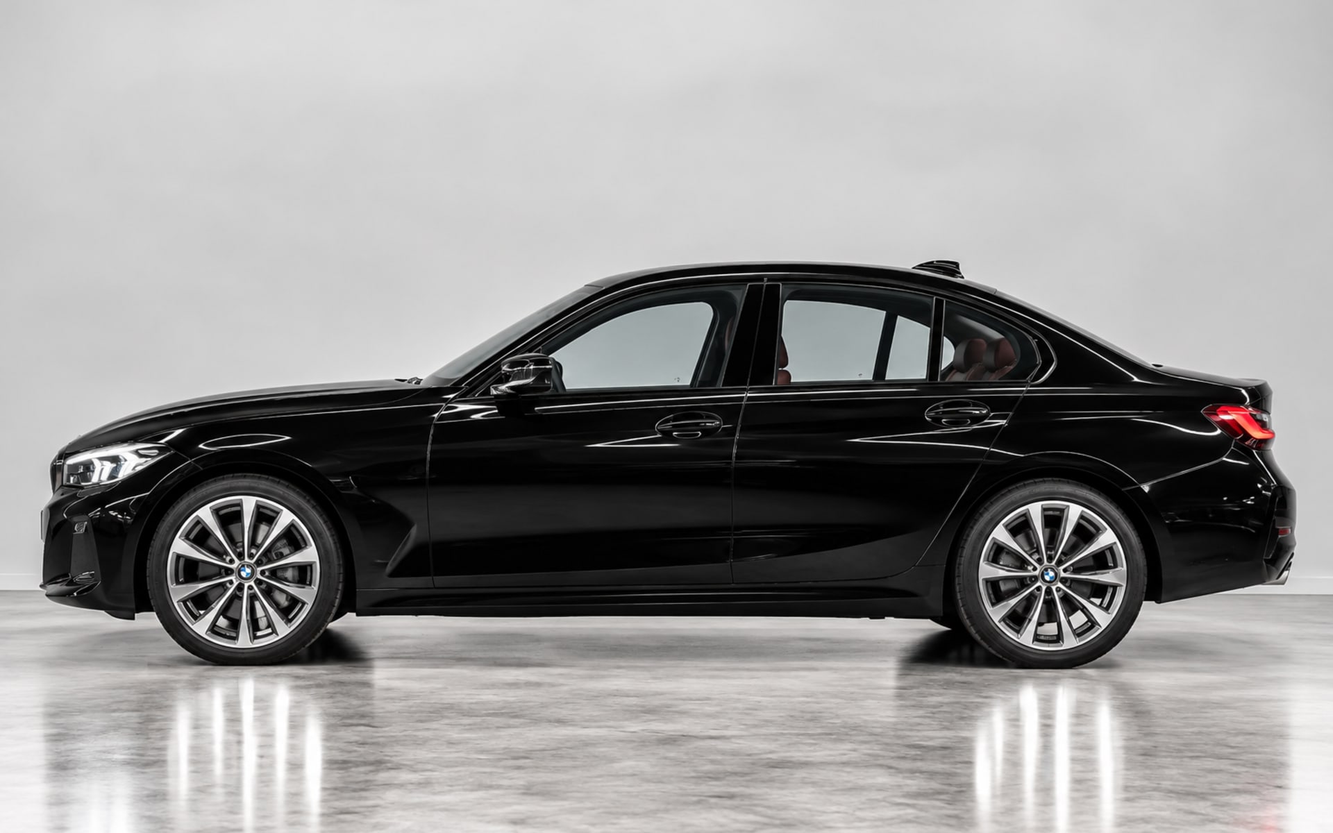 BMW 320i image 1