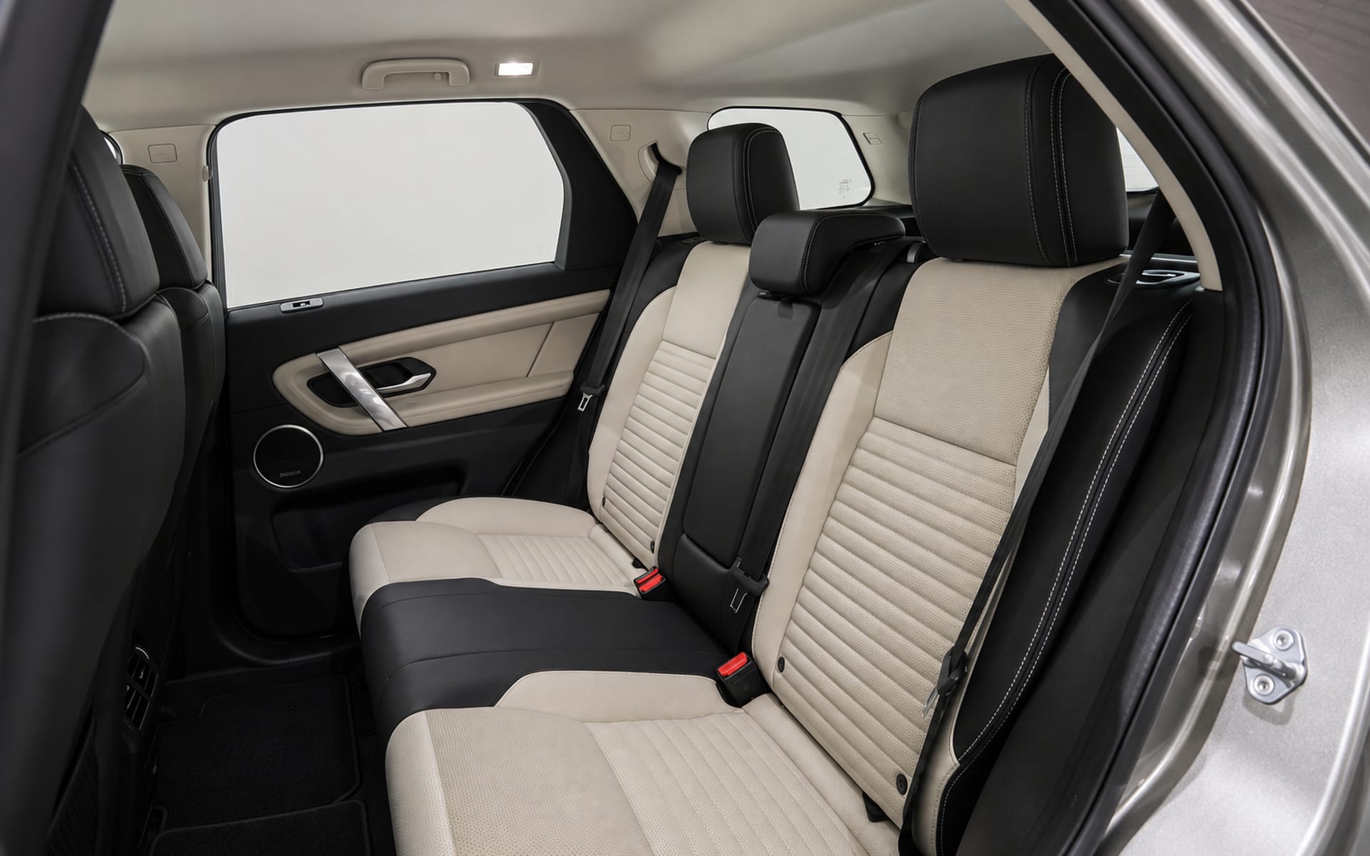 Land Rover Discovery Sport R Dynamic 2024 for rent in Dubai photo 5