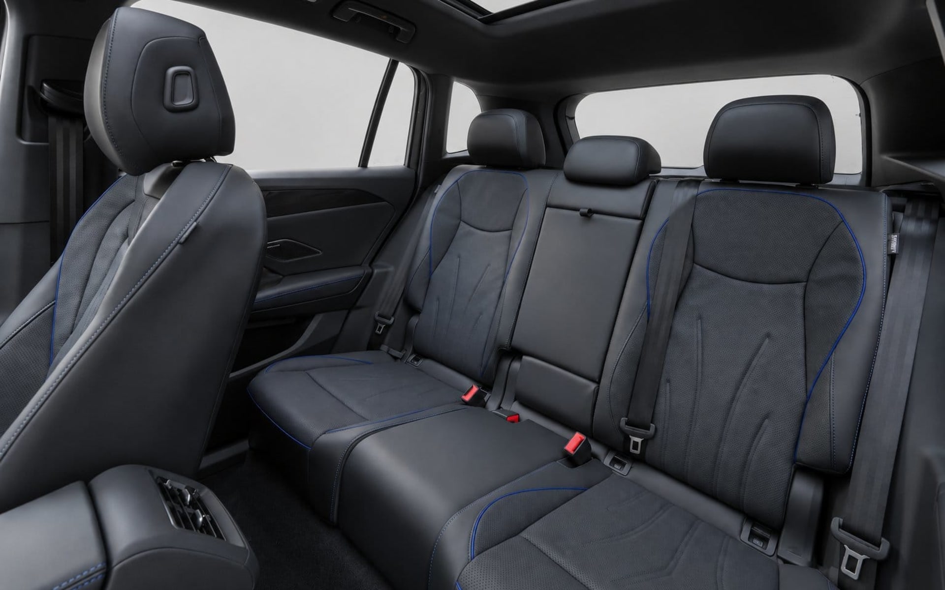 Volkswagen Tiguan R-Line 2025 for rent in Dubai photo 6