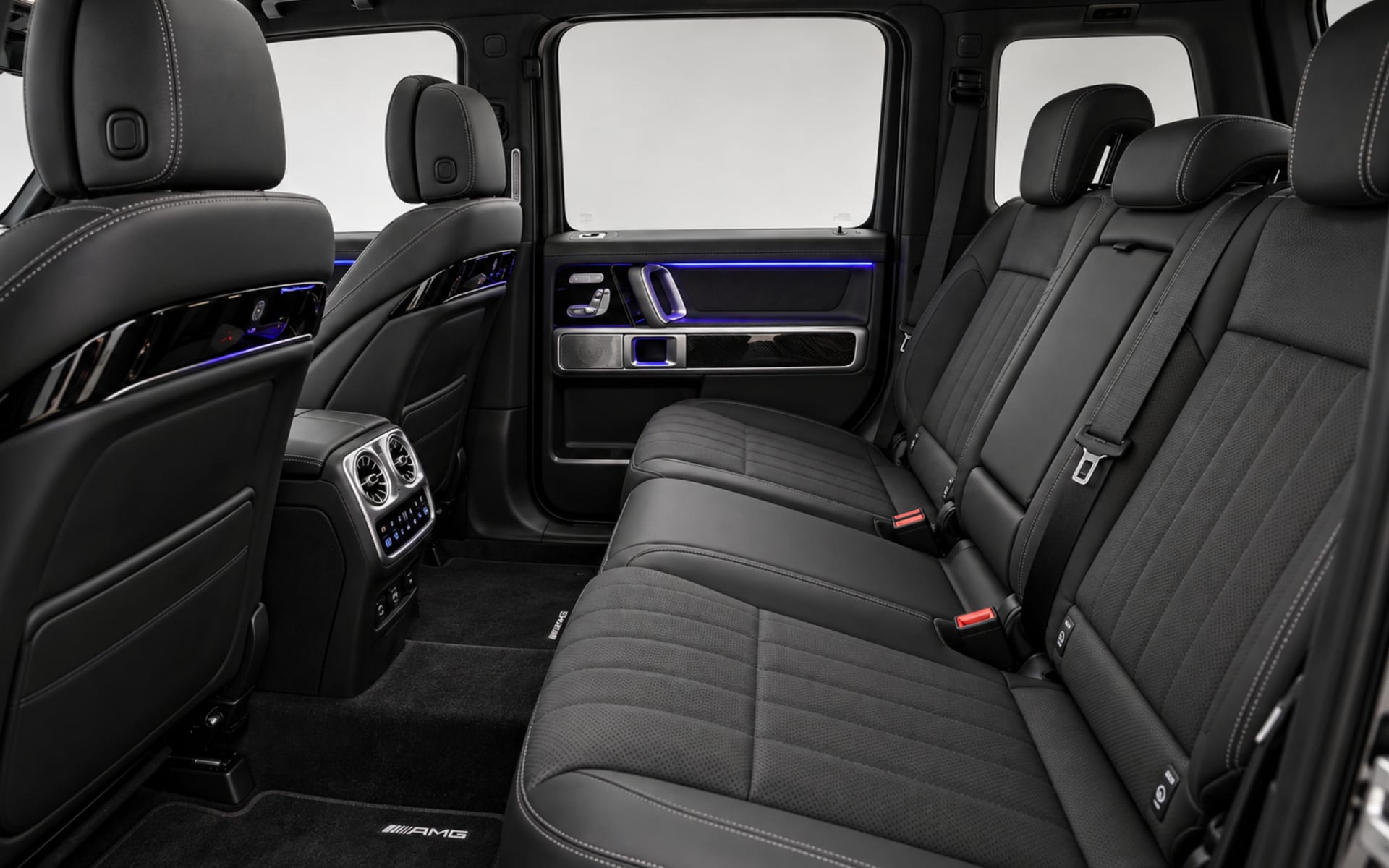 Mercedes-Benz G 63 AMG Night Package 2025 for rent in Dubai photo 5