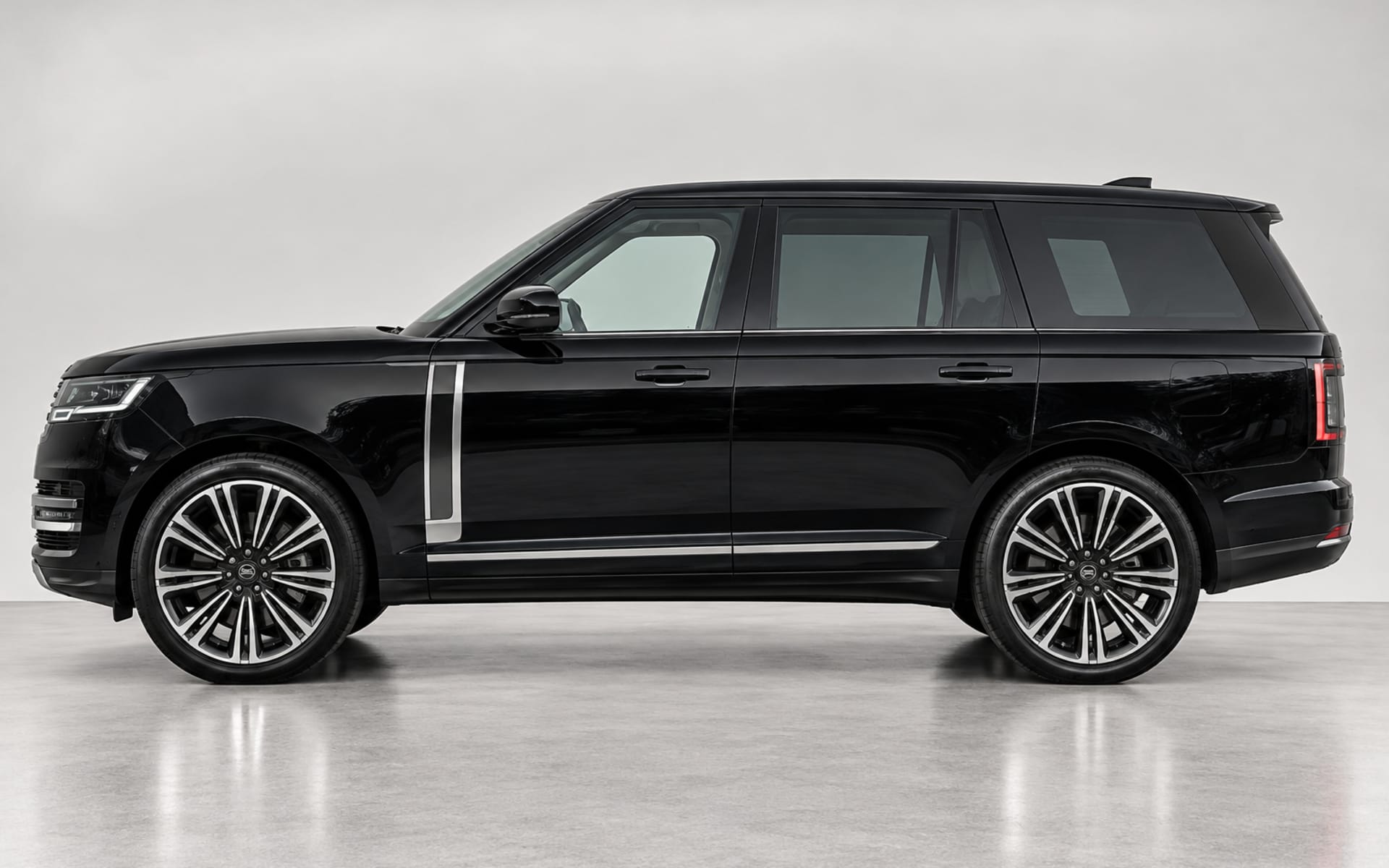 Land Rover Range Rover Vogue 2023 for rent in Dubai photo 2