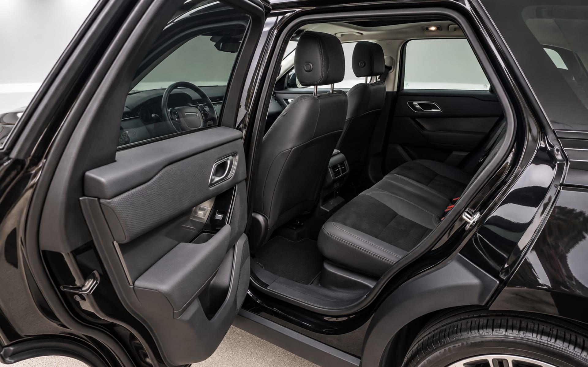 Land Rover Range Rover Velar 2020 for rent in Dubai photo 5