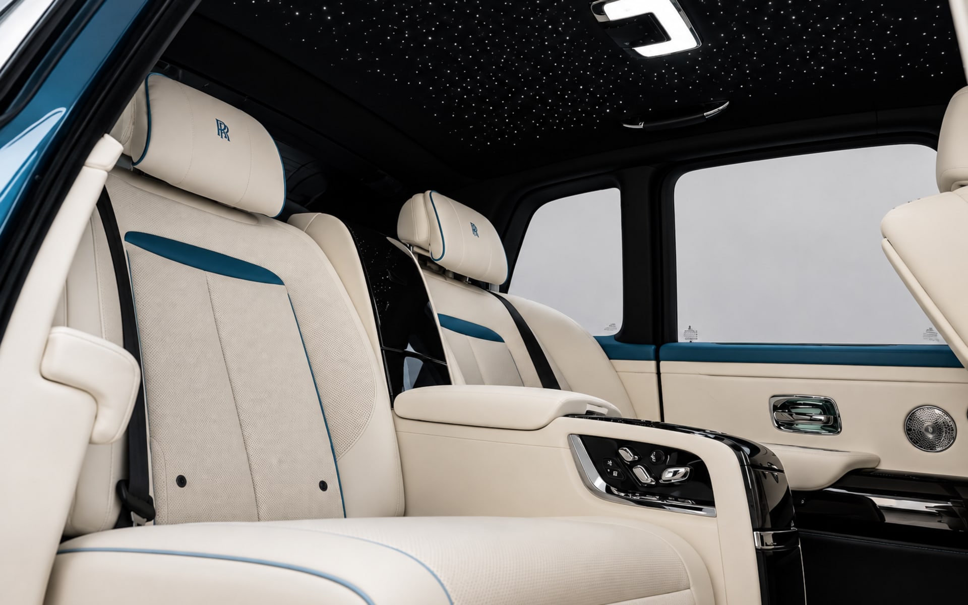 Rolls-Royce Cullinan Black Badge 2024 for rent in Dubai photo 6