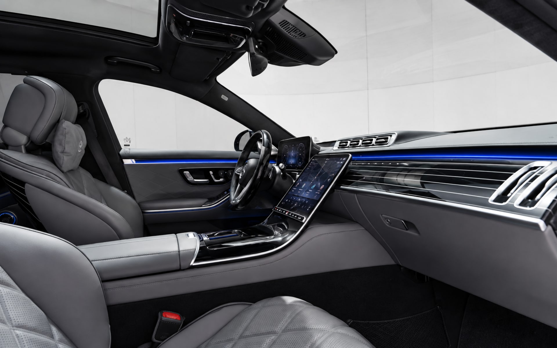 Mercedes-Benz Maybach S 680 2025 for rent in Dubai photo 4