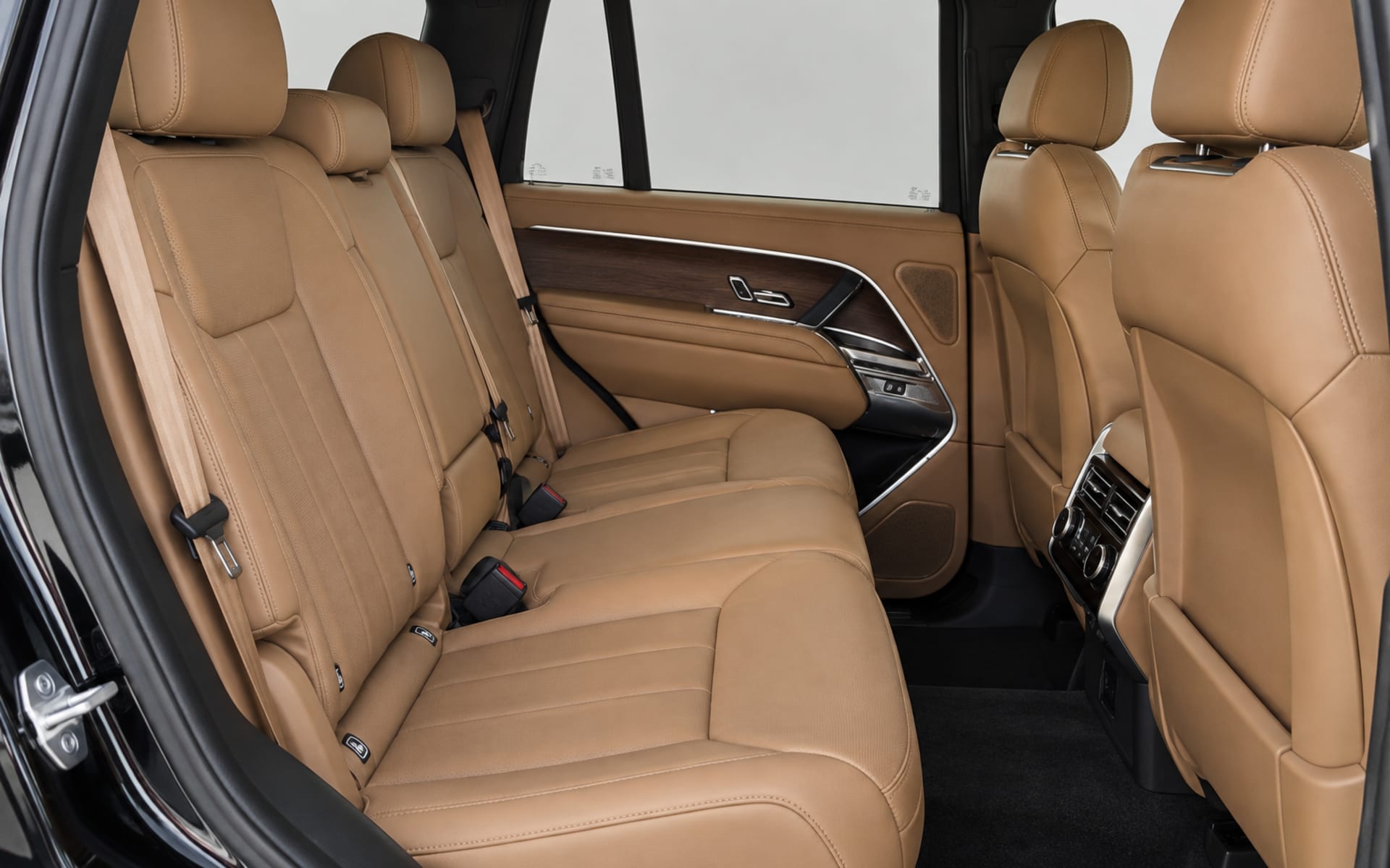 Land Rover Range Rover HSE P400 2025 for rent in Dubai photo 5