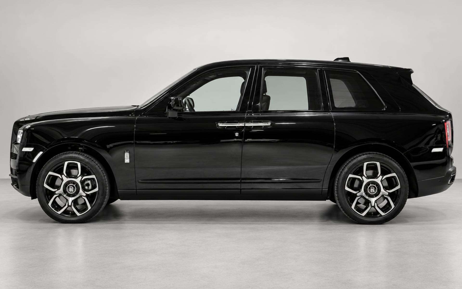 Rolls-Royce Cullinan Black-Badge 2023 for rent in Dubai photo 2