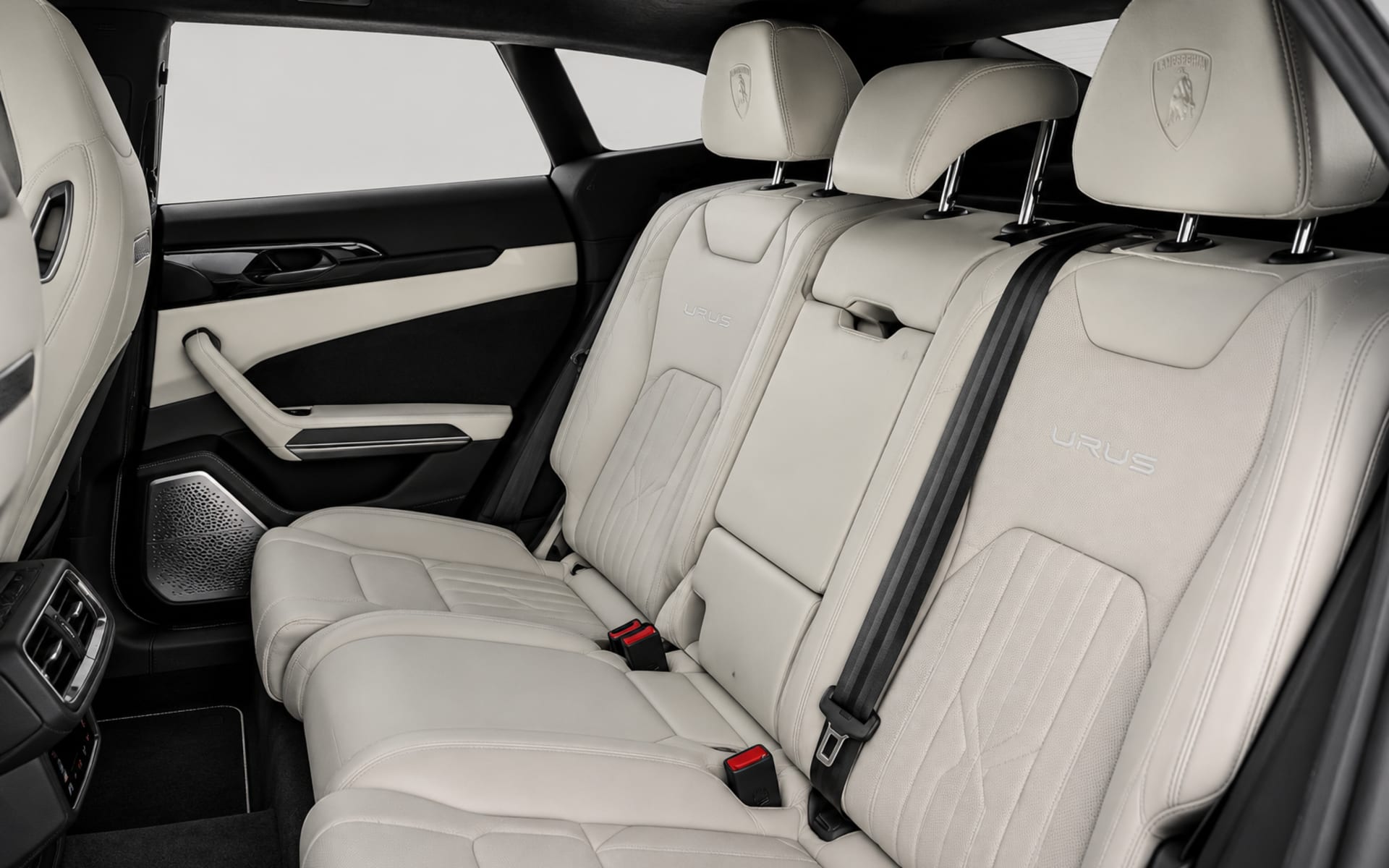 Lamborghini Urus 2023 for rent in Dubai photo 5