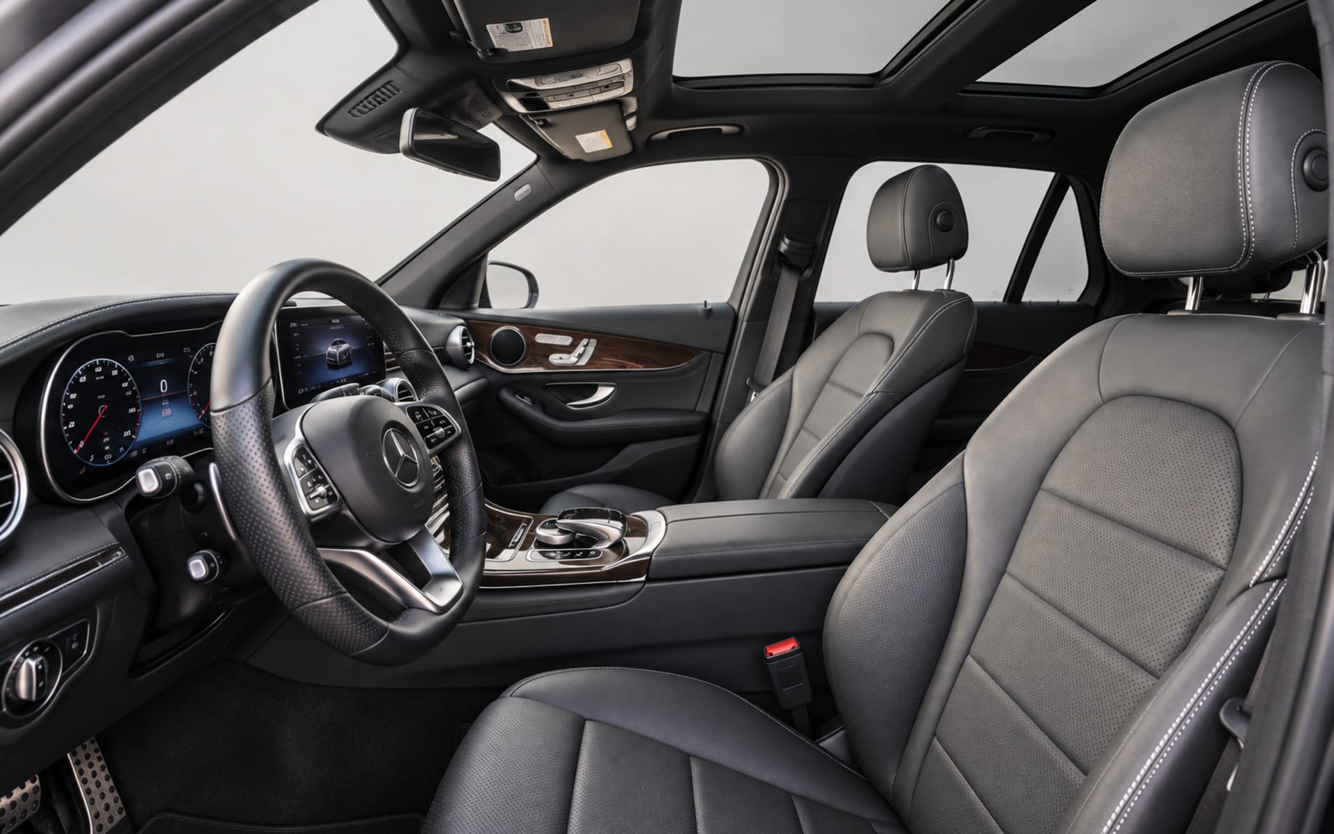 Mercedes-Benz GLC 300 2019 for rent in Dubai photo 4