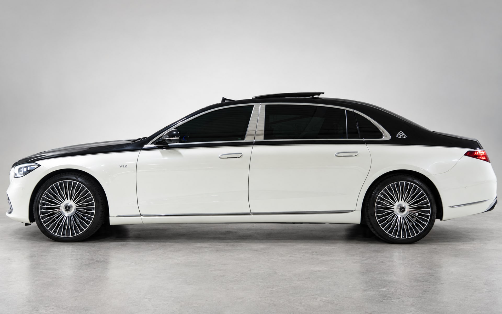 Mercedes-Benz Maybach S 680 2023 for rent in Dubai photo 2